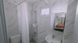 Ducha, secador de pelo, toallas