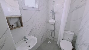 Douche, sèche-cheveux, serviettes fournies