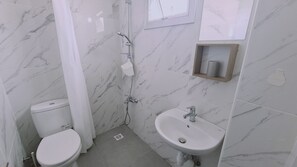 Douche, sèche-cheveux, serviettes fournies