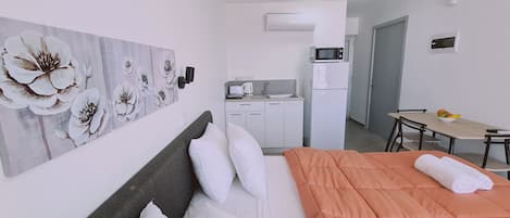 1 bedroom, free WiFi, bed sheets