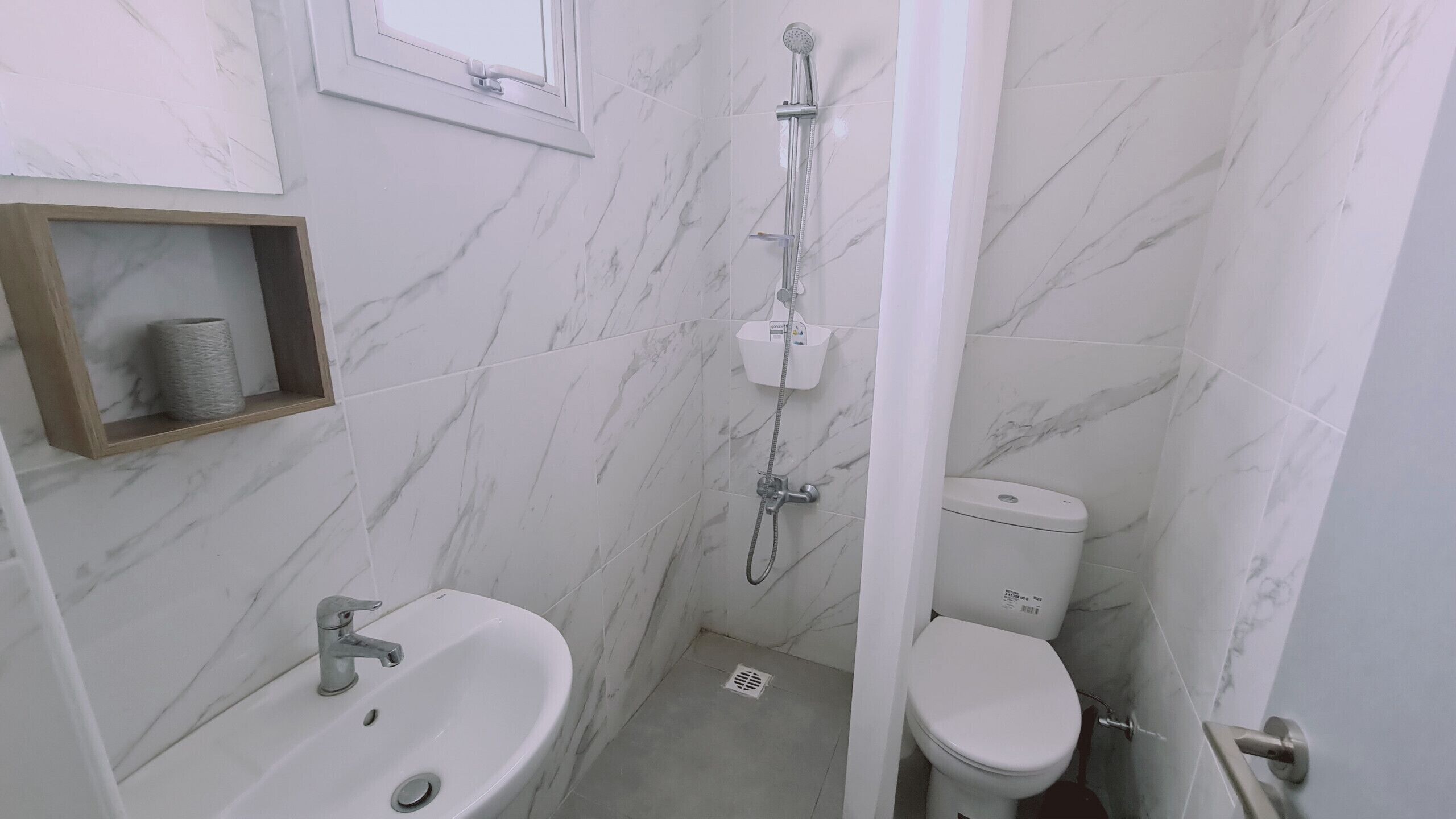 Douche, sèche-cheveux, serviettes fournies