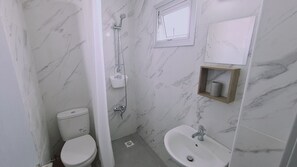 Ducha, secador de pelo, toallas