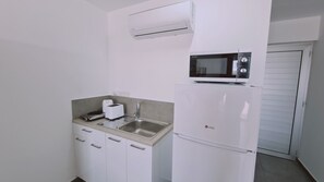 Refrigerador, microondas, tetera/pava eléctrica, tostadora