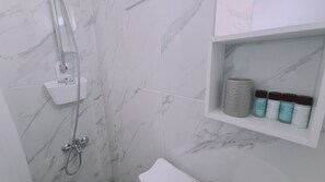 シャワー、ヘアドライヤー、タオル