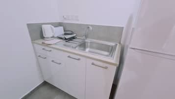 Kühlschrank, Mikrowelle, Wasserkocher, Toaster