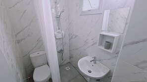 Ducha, secador de pelo, toallas