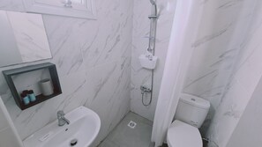 Douche, sèche-cheveux, serviettes fournies
