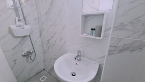 Shower, hair dryer, towels