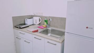 Frigorífico, microondas, hervidor eléctrico y tostadora