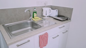 冷蔵庫、電子レンジ、電気ポット、トースター