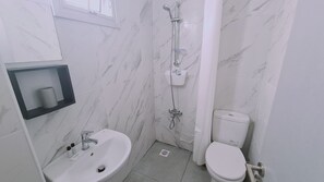 Douche, sèche-cheveux, serviettes fournies