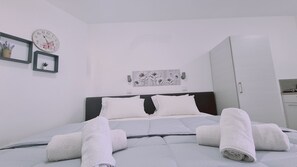 WiFi (無料)、ベッドシーツ