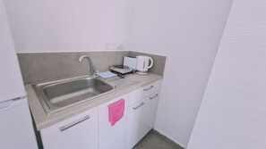 Réfrigérateur, micro-ondes, bouilloire électrique, grille-pain