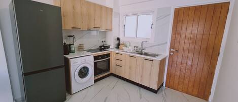 Réfrigérateur, four, bouilloire électrique, grille-pain