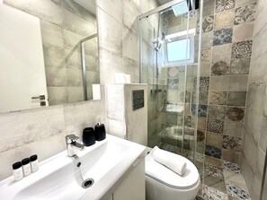 Shower, hair dryer, towels