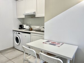 Horno, tostadora, utensilios de cocina y mesa de comedor