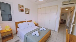 Una camera da letto con un letto, comodini, un armadio e una finestra.