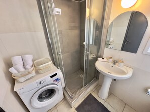 Ducha, secador de pelo y toallas