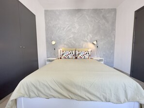 1 غرفة نوم ومكواة/لوح كي وواي فاي مجانًا وملاءات أسرّة