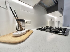 Køleskab, ovn, elkedel, brødrister