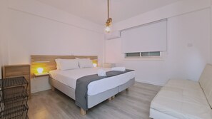 Tabla de planchar con plancha, wifi gratis y ropa de cama 