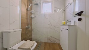 Douche, sĂšche-cheveux, serviettes fournies