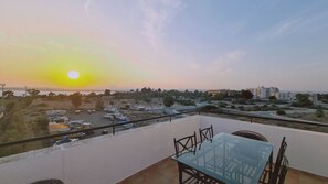 Outdoor dining - STAY Sea and Salt Lake Panoramic View Apt (Larnaca)