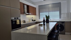 Fridge, microwave, oven, electric kettle - STAY Vital Elegance apartment (Limassol)