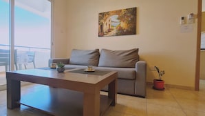 Una sala de estar moderna con un sofá, una mesa de centro y un cuadro en la pared.