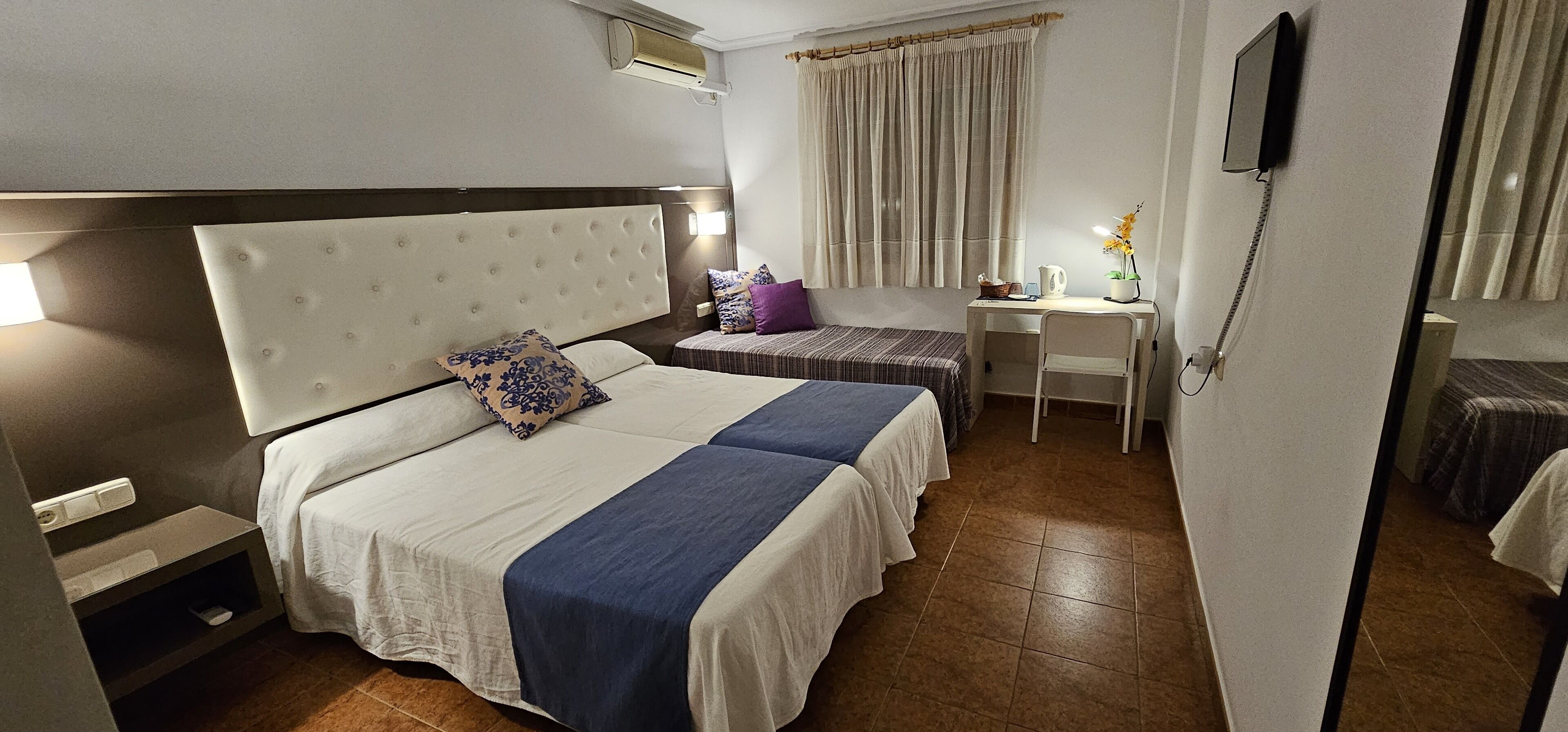 Meja kerja dan Wi-Fi gratis