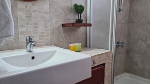 Dusche, Haartrockner, Handtücher