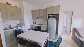Fridge, microwave, oven, electric kettle - STAY Beach Wave Apartment (Larnaca)