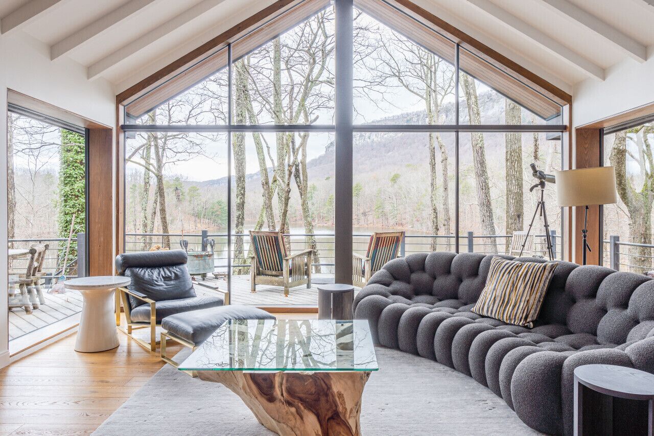 NEW: Stunning Designer Lakefront Estate w/ Hot Tub