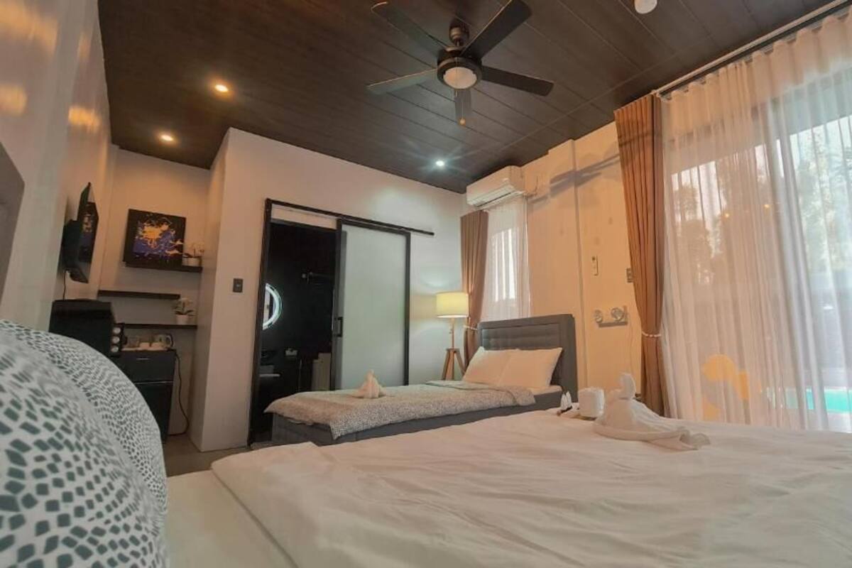 Luxury Quadruple Room | Peralatan tempat tidur premium, peti besi dalam bilik 