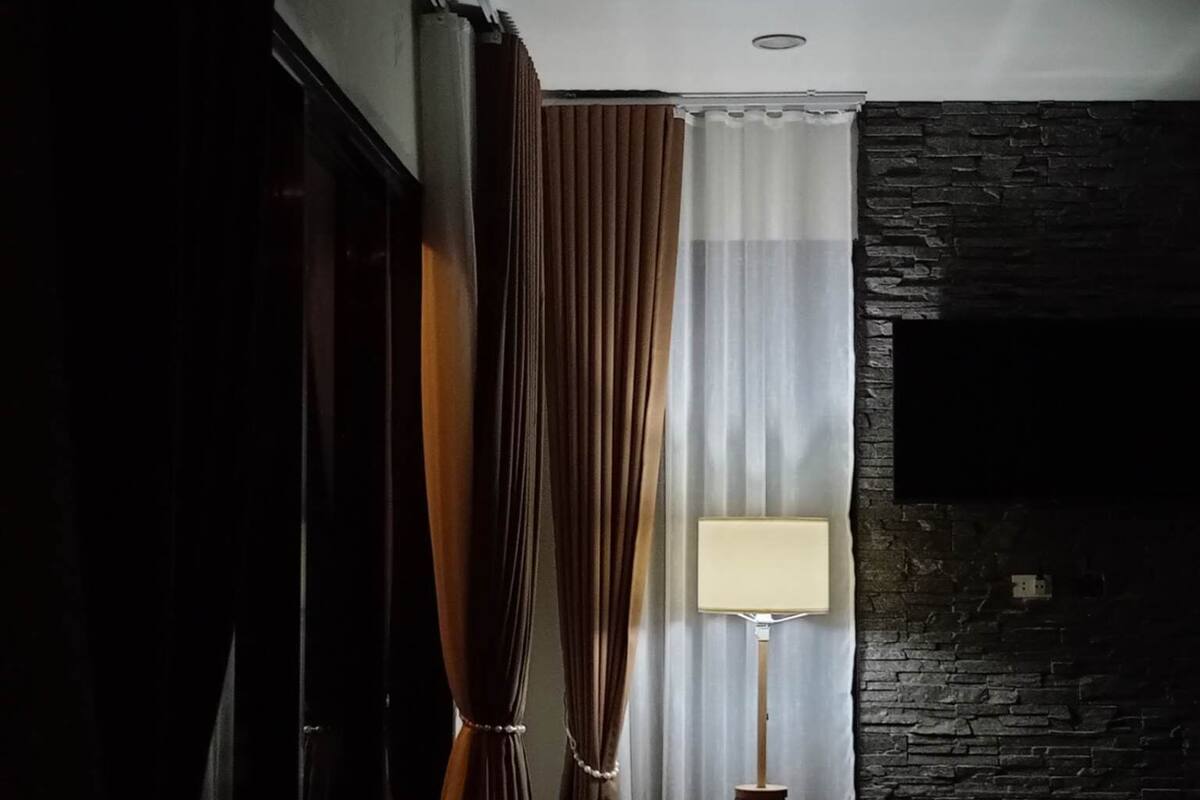 Peralatan tempat tidur premium, peti besi dalam bilik 