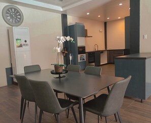 En 36-tommers Flatskjerm-TV med digitale kanaler samt Netflix