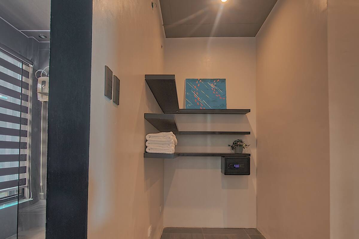 Luxury Suite | Peralatan tempat tidur premium, peti besi dalam bilik 