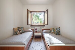 2 Schlafzimmer, Reisekinderbett, Bettwäsche