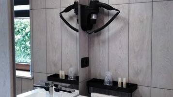 Comfort-Vierbettzimmer | Badezimmer | Dusche, Regendusche, kostenlose Toilettenartikel, Haartrockner