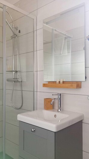Doppia Comfort | Bagno | Doccia, soffione a pioggia, set di cortesia gratuito, asciugacapelli