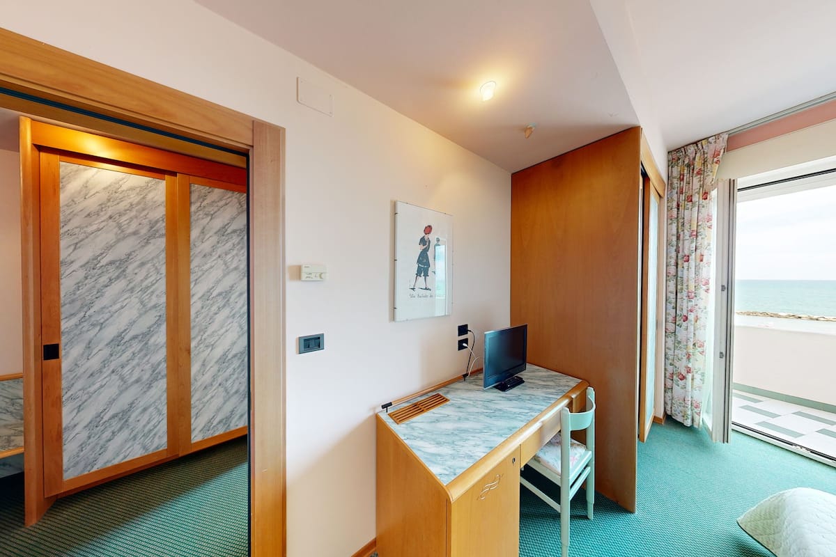 Exclusive Quadruple Room | In-room safe, blackout drapes, soundproofing, free WiFi