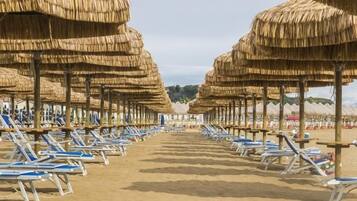 Spiaggia privata, lettini da mare, ombrelloni, pallavolo