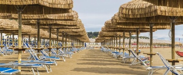 Plage privée, chaises longues, parasols, beach-volley