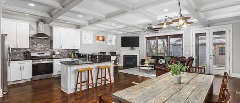 冷蔵庫、電子レンジ、オーブン、コンロ