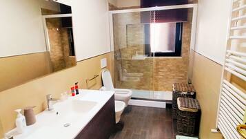 Douche, sĂšche-cheveux, bidet, serviettes fournies