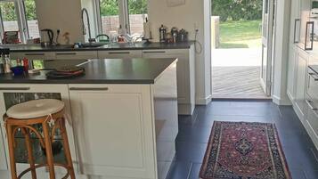 Fridge, oven, stovetop, dishwasher