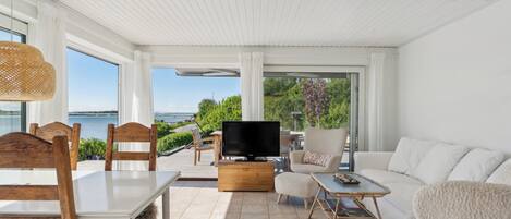 Televisie, een open haard en een stereo