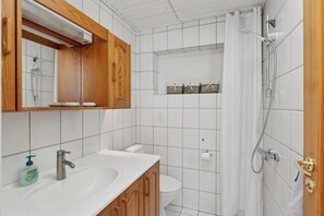 Shower - Lovely beach house with panoramic view (Martofte)