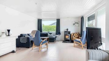 Una chimenea, un reproductor estéreo