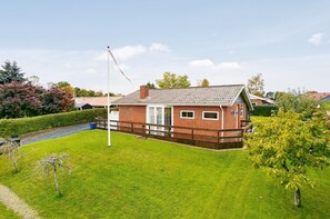Exterior - Renovated summer house incl cleaning and linen (Juelsminde)